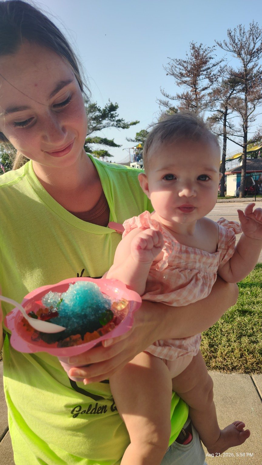 A family event moment with a colorful Pourz n Popz Icy Cone